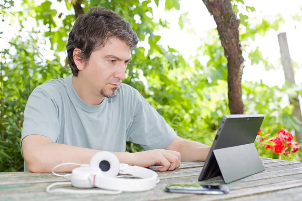 Man with tablet — Stock Photo, Image