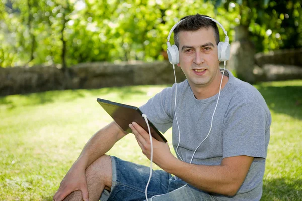 Mann mit Tablette — Stockfoto