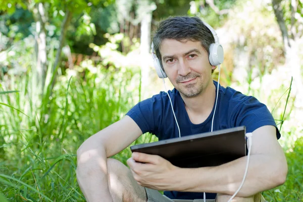 Uomo con compressa — Foto Stock