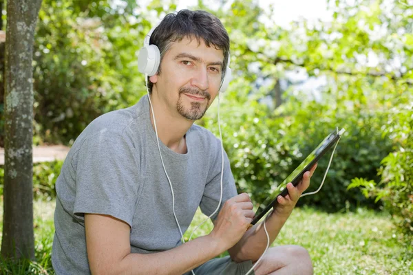 Man met tablet — Stockfoto