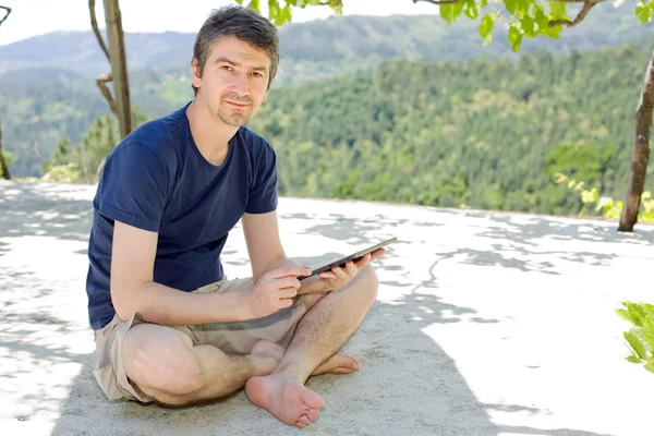 Man med tablett — Stockfoto