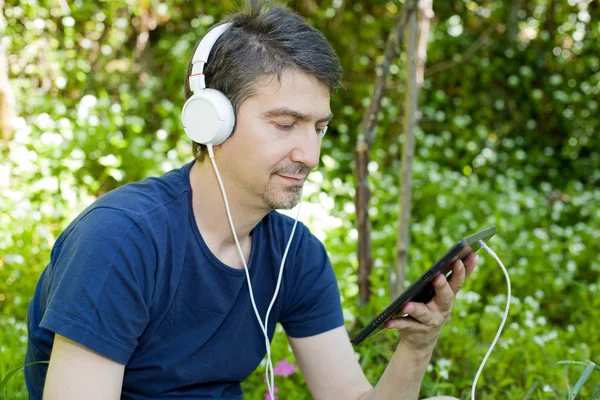 Man with tablet — Stock Photo, Image