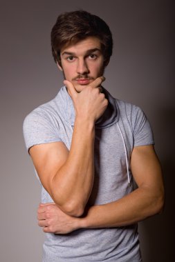 Genç adam.