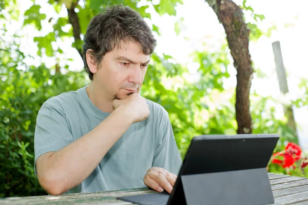 Man met tablet — Stockfoto