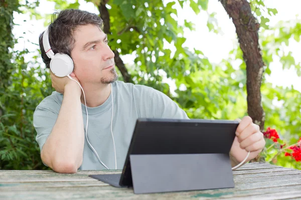 Man met tablet — Stockfoto