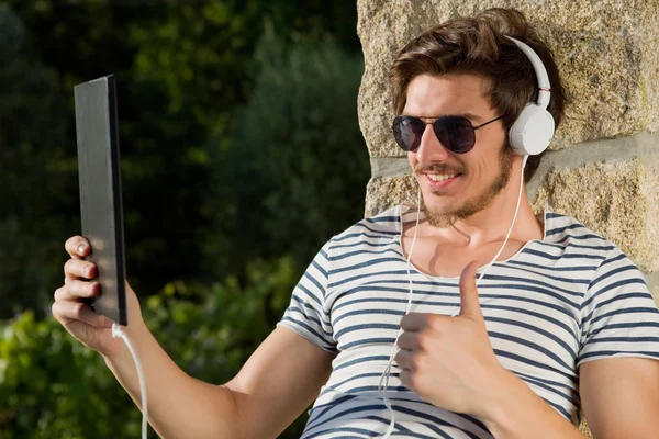 Uomo con tablet pc — Foto Stock