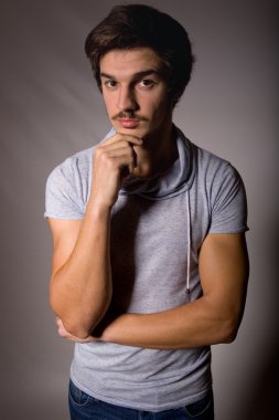 Genç adam.