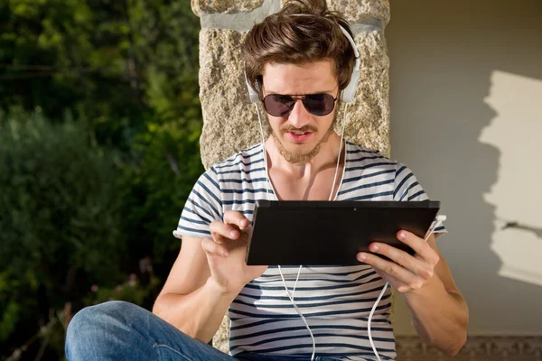 Uomo con tablet pc — Foto Stock