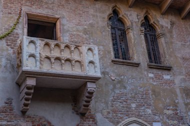 Verona, İtalya: Juliet Capulet Hanesi (Giulietta Capuleti) balkonuyla ünlü William Shakespeare aşk trajedisi Romeo ve Juliet