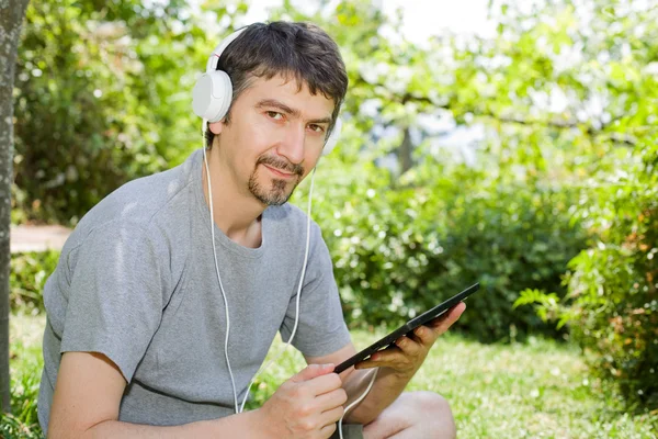 Man met tablet — Stockfoto