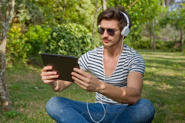 Man with tablet — Stock Photo, Image