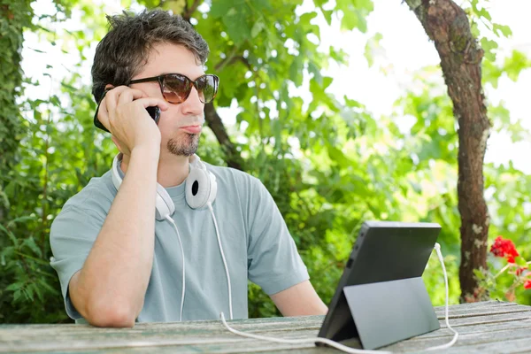 Man with tablet — Stock Photo, Image