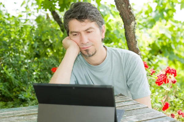 Man with tablet — Stock Photo, Image