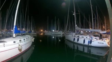 Palermo, İtalya: Sicilya 'da Palermos marinasında huzurlu bir zaman atlaması, gece gökyüzünün altında dinlenen yelkenliler. İtalya