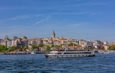 İstanbul, Türkiye: İstanbullar 'ın deniz cazibesini tarihi mimariyle harmanlayarak, ikonik Galata Kulesi yakınlarındaki tekneler denize açıldı.