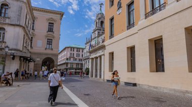 Padua, İtalya: İtalya 'nın Padua kentinde tarihi binalar, süslü cepheleri ve kemerli pencereleri bulunan Padua sokakları