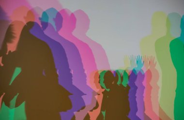 Renkli gölgeler, RGB aydınlatması boyunca duvara vurularak soyut ve sanatsal bir etkileşim yaratıyor insan siluetleri ve üst üste binen ışık.