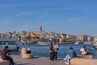 İstanbul, Türkiye: İstanbul 'da halk İstanbul Boğazı' nda toplanırken, arka planda Galata Kulesi yükseliyor