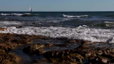 Praia da Gale, Algarve 'de desenli resif oluşumları ve yumuşak dalgaları olan gelgit kıyıları. Portekiz