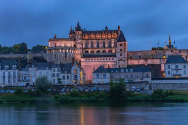 Amboise, Fransa: Amboise Kalesi 'nin resimli manzarası; Fransa' nın Amboise kentinde tarihi bir kale; Loire Nehri 'ne bakan.