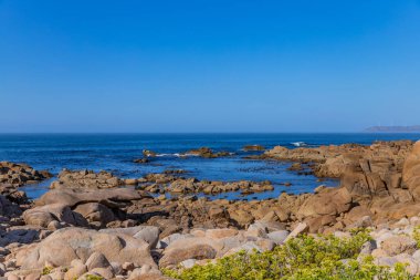 İspanya 'nın Galiçya şehrinde A Coruna yakınlarında berrak mavi suları olan Rocky kıyısı..