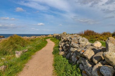 Camino de Santiago 'nun ruhani varyantı denizle çevrili manzaralı bir yol içerir. Galiçya, İspanya