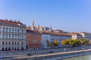 Budapeşte, Macaristan: Budapeşte 'deki Castle Hill manzarası Tuna Nehri, tarihi binalar ve Matthias Kilisesi' nin kulesi