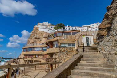 Sintra, Portekiz: Azenhas 'taki kayalıklar açık mavi gökyüzünün altında deniz köpüğüyle uçuyor.