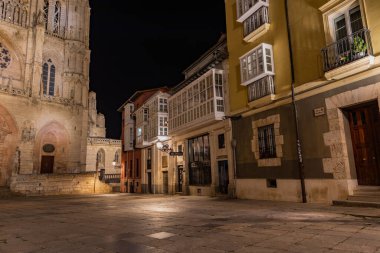 Burgos, İspanya: Burgos Katedrali ve tarihi binaların gece manzarası