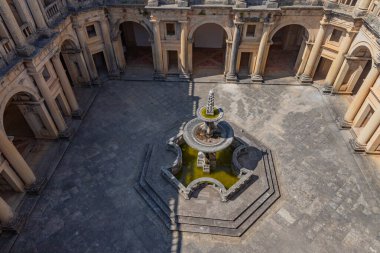 Tomar, Portekiz: İsa Manastırı 'nın süslü bahçesinde katmanlı bir çeşme ve kemerli galeriler