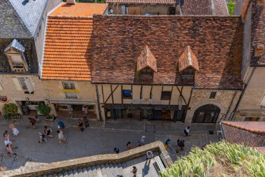 Rocamadour, Fransa: Rocamadour 'un ortaçağ merkezinde yürüyen turistler. Fransa
