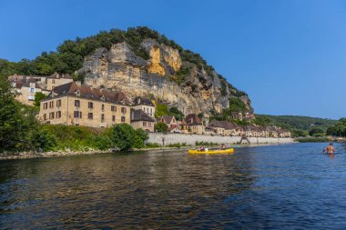 La Roc Gageac; Fransa: Fransa 'nın Dordogne bölgesindeki La Roc Gageac Ortaçağ nehir köyü