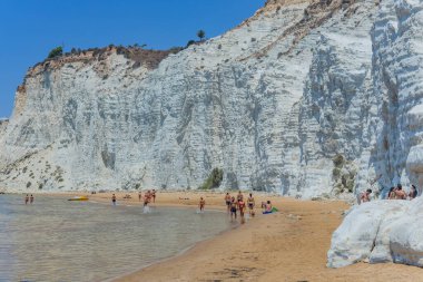Sicilya, İtalya: İtalya 'nın Sicilya kentindeki Scala dei Turchi plajında (Türklerin Merdivenleri) insanlar