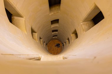 Chambord, Fransa, Chambord Şatosu 'ndaki merdiven boşluğu. Chambord, Loire Valley 'deki en büyük şatodur.