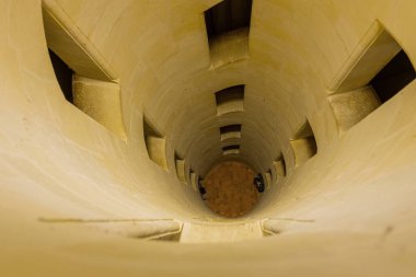 Chambord, Fransa, Chambord Şatosu 'ndaki merdiven boşluğu. Chambord, Loire Valley 'deki en büyük şatodur.