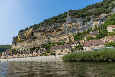 La Roc Gageac; Fransa: Fransa 'nın Dordogne bölgesindeki La Roc Gageac Ortaçağ nehir köyü