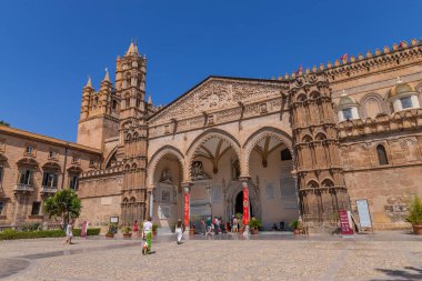 Palermo, İtalya: Palermo Katedrali 'nin kare ve ön manzarası olan insanlar. Palermo Katolik Başpiskoposluğu 'nun katedral kilisesi. Bakire Meryem' in Varsayımına adanmıştır.