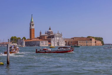 Venedik, İtalya: San Giorgio Maggiore 'un önünde gemiler süzülüyor