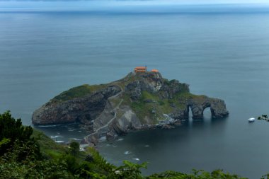 San Juan de Gaztelugatxe, İspanya 'nın başkenti Bermeo' da bulunan bir köprü ile anakaraya bağlanan Vaftizci Yahya 'ya adanmış bir kilise..