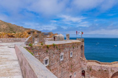 Portekiz 'in Berlenga adası: Portekiz kıyısındaki Berlengas takımadalarında tarihi bir kale olan Sao Joao Baptista Kalesi.