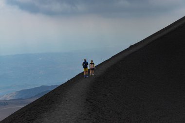 Etna Dağı, Catania, Sicilya, İtalya: Etna Dağı, Sicilya, İtalya 'da aktif volkan kraterinde yürüyen insanlar