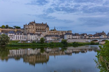 Amboise, Fransa: Amboise Kalesi 'nin resimli manzarası; Fransa' nın Amboise kentinde tarihi bir kale; Loire Nehri 'ne bakan.