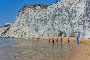 Sicilya, İtalya: İtalya 'nın Sicilya kentindeki Scala dei Turchi plajında (Türklerin Merdivenleri) insanlar