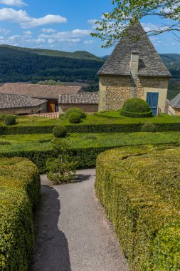 Dordogne, Fransa: Fransa 'nın Dordogne bölgesindeki Jardins de Marqueyssac bahçesinde tespih kuşu