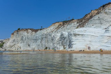 Sicilya, İtalya: İtalya 'nın Sicilya kentindeki Scala dei Turchi plajında (Türklerin Merdivenleri) insanlar