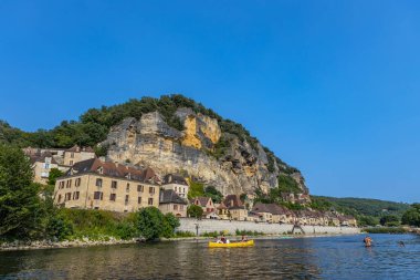 La Roc Gageac; Fransa: Fransa 'nın Dordogne bölgesindeki La Roc Gageac Ortaçağ nehir köyü