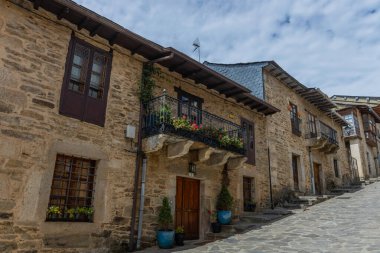 Puebla de Sanabria, İspanya: İspanya 'nın kuzeyinde tahta panjurlu ve çiçekli balkonlu taş evler