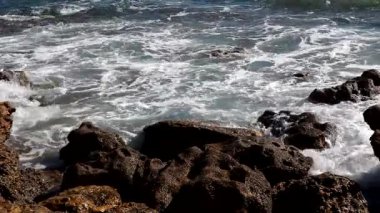 Praia da Gale, Algarve 'de desenli resif oluşumları ve yumuşak dalgaları olan gelgit kıyıları. Portekiz