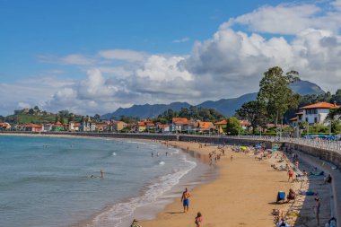 Ribadesella, İspanya: Ribadesella, Espanha 'daki Santa Marina plajında insanlar