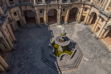 Tomar, Portekiz: İsa Manastırı 'nın süslü bahçesinde katmanlı bir çeşme ve kemerli galeriler